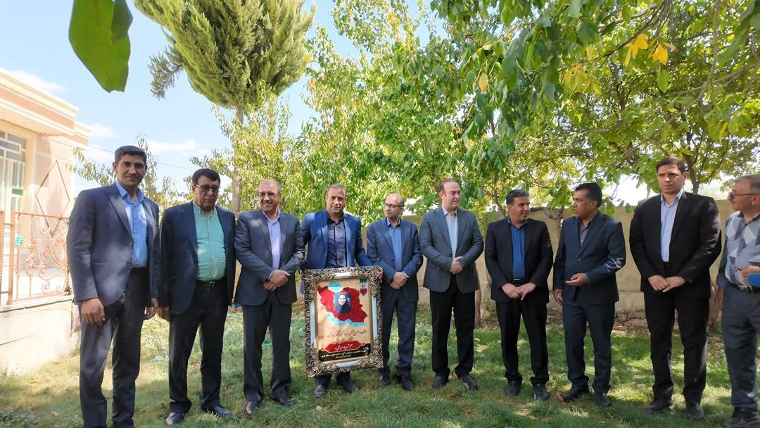 گزارش تصویری از تجلیل از مقام شامخ شهیده پوران قلی‌پور مدیر مدرسه شجره طیبه توسط مدیران شرکت آزمایشگاه فنی و مکانیک خاک
